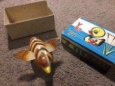 VINTAGE METAL FRICTION TOY DUCK GUAN XING YAZI IN ORIGINAL BOX - BEAUTIFUL
