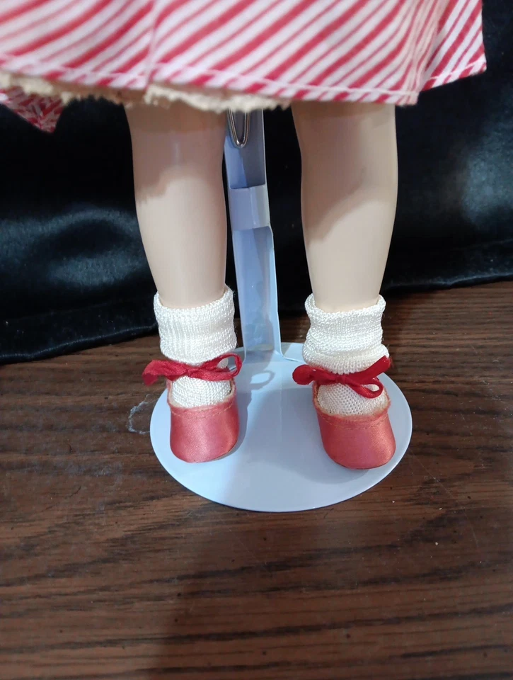 Muñeca de Colección Madame Alexander Margaret O'brien 14", Lindo Vestido y Zapatos a Rayas Rojas Foto 4 de 4