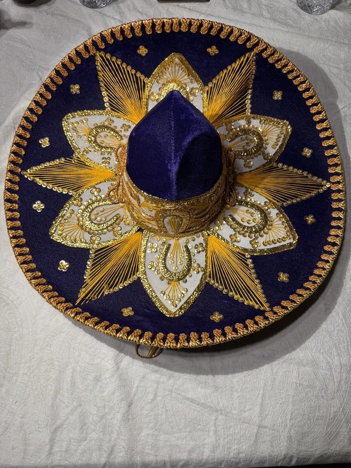 PIGALLE Lucky Horseshoe 7XXXXXXX México SOMBRERO DORADO Y MORADO TERCIOPELO MARIACHI  Foto 2 de 4