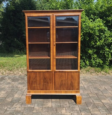 Art deco Vitrine / Bücherschrank / Glasvitrine in Nussbaum um 1930 - Lieferung -
