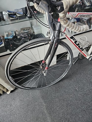 Fuji Newest 1.0 Bicycle 20" Frame 20", 26" Wheels, 31" Standover height, 27 Spd - Picture 6 of 10