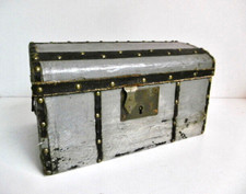 JOLIE PETITE MALLE BOMBÉE DE POUPÉE ANCIENNE EN BOIS XIXè - 25 x 18 cm