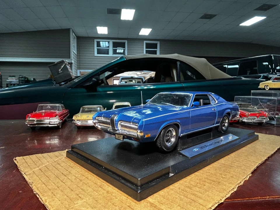 Welly Premium Collectible 1970 Mercury Cougar XR7 Metal Die Cast 1:18 Scale - Image 2 of 4