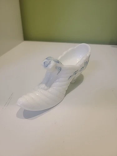 Fenton White Cat & Flowers Glass Slipper