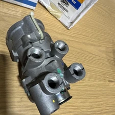 Genuine Bendix 800632 E-10P Basic Foot Valve Mohawk Gillig New Flyer Part 045261