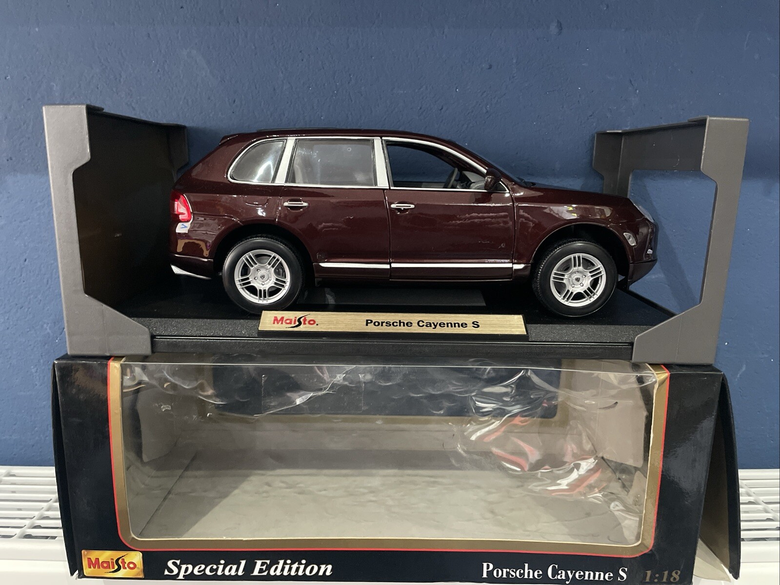 Maisto 1:18 Scale Maroon Porsche Cayenne S Diecast Model Car Dark Red Box 31635