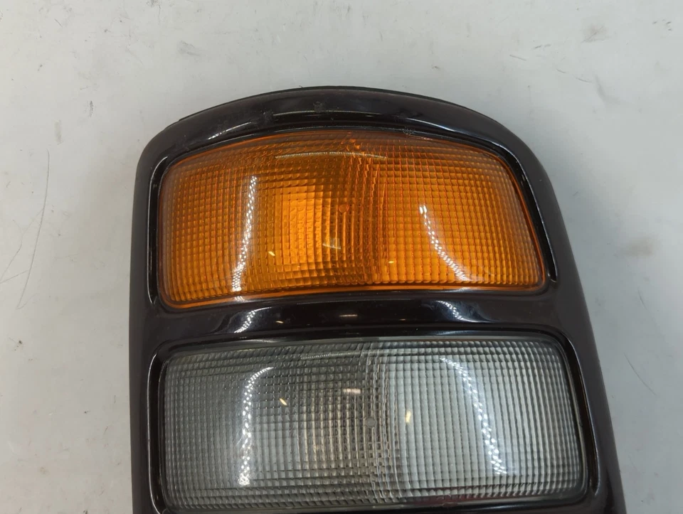 Luz trasera lateral derecha GMC Yukon XL 1500 2004-2006 pasajero OEM HLFUK Foto 2 de 4