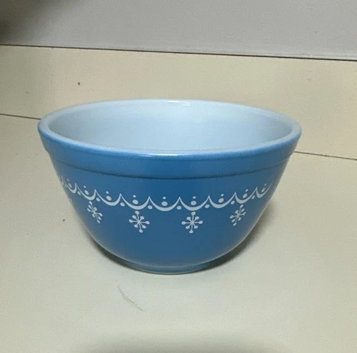 Vintage Pyrex #401 Snowflake Garland Nesting Mixing Bowl 1.5 Pint Small Blue USA