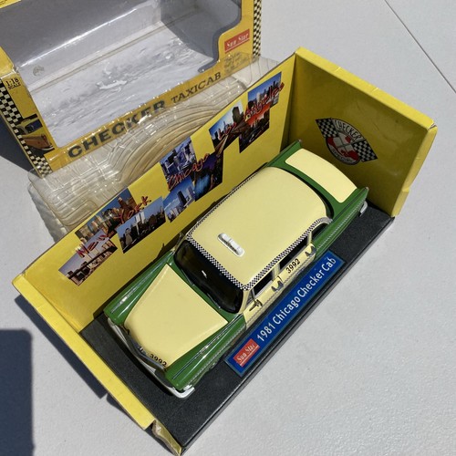 Sunstar 1:18 Checker Taxi Cab 1981 Chicago Checker A11 Cab Green/Cream No.2502 - Picture 12 of 24