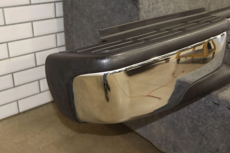 01-07 Conjunto de parachoques trasero Chevy GMC 2500HD OEM (HVY) Foto 3 de 4