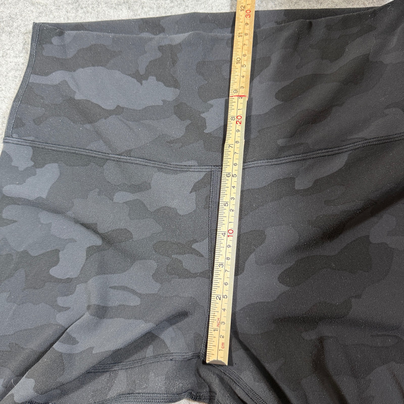Lululemon Leggings Womens 6 Black Camo High Rise Cropped Capri Compression Gym thumbnail 9