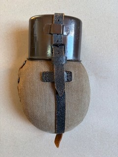 Wehrmacht Feldflasche sku 1945 mit braunem Becher
