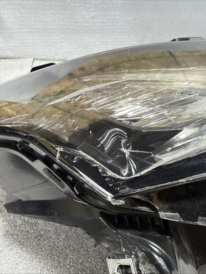 OEM Chevrolet Traverse Daytime Running Lamp RH 85584766 2022-2023 Used Damaged - Image 2 of 4