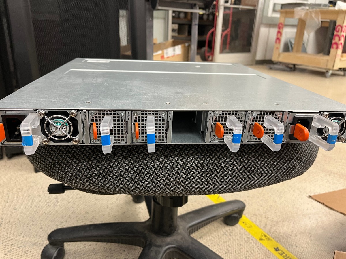 Dell 32 Port 100Gb Z9100-ON QSFP28 Switch with 4x Blue Fans and 2x