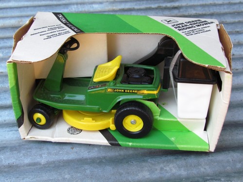 💥 1990 Ertl 1/12th Scale ~ John Deere ~ Diecast Rear Engine Rider W/ Bag💥 - Picture 8 of 8