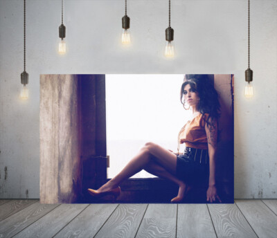 MUSIKERIN AMY WINEHOUSE - TIEF GERAHMTES LEINWANDBILD WANDBILD PAPIERDRUCK - SCHWARZ