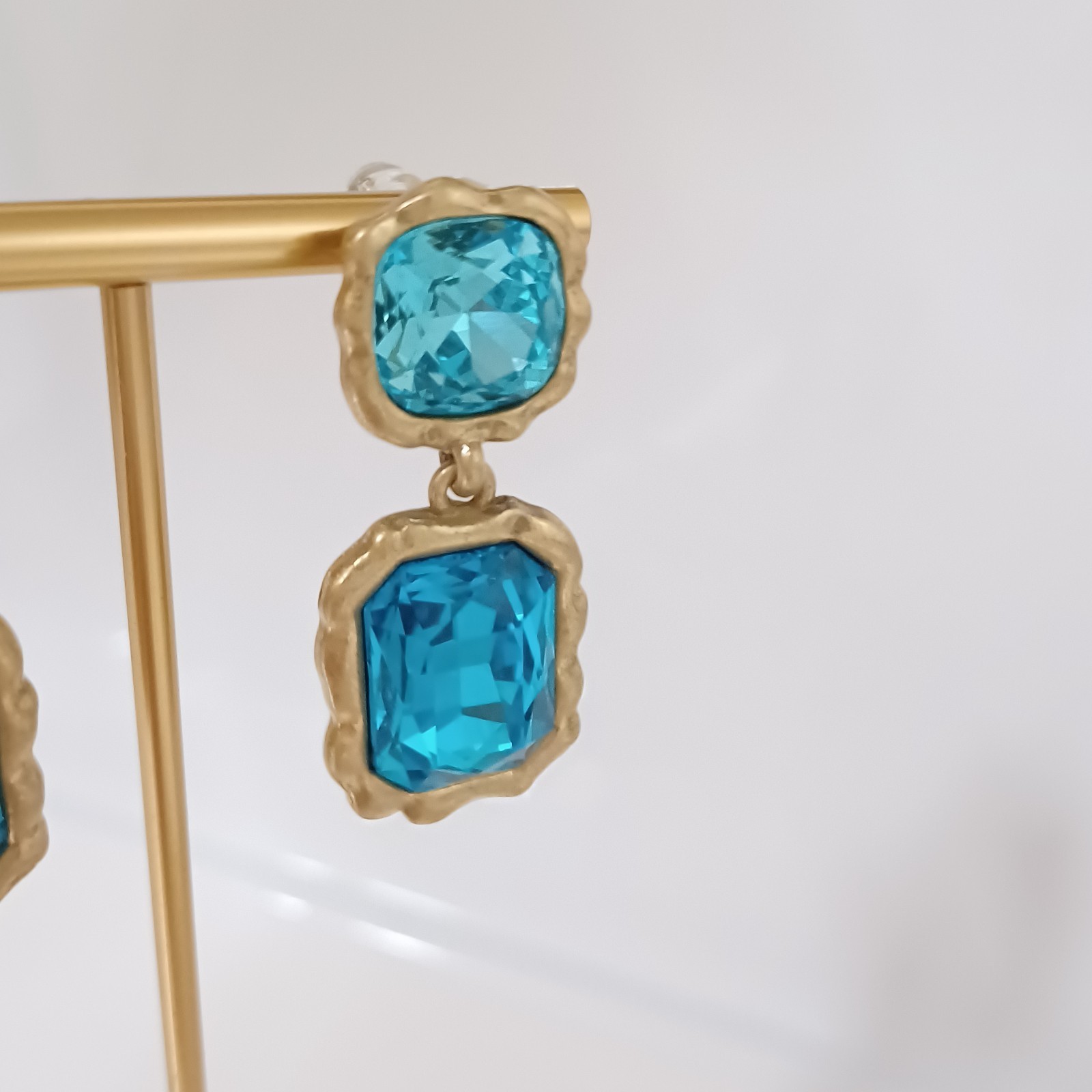 Boucles d'oreilles comprenant des cristaux bleus clair à offrir pour un anniversaire