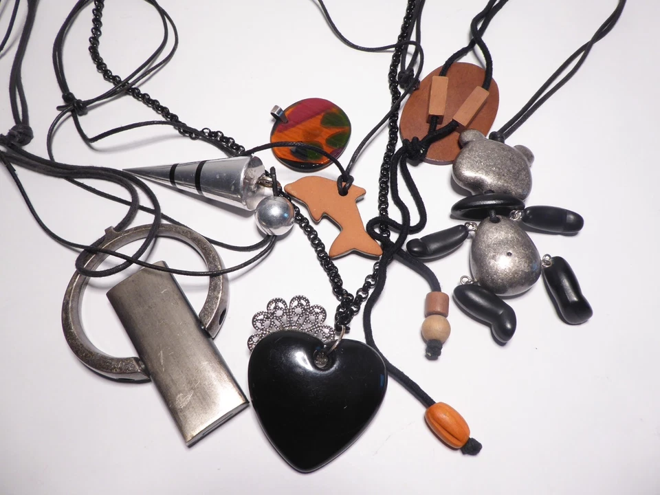 Konvolut Schmuck Anhänger an Bändern Symbole Herz Panda Delphin Metall Holz 160g - Bild 3 von 4