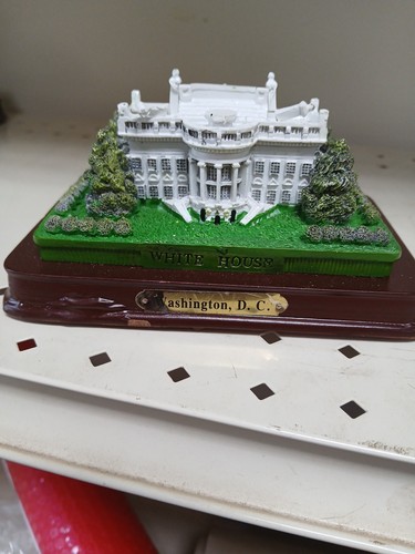 White  House Building Model Resin Replica Washington DC USA 4.25”on Raised Base