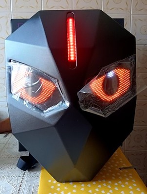 Motorradrucksack mit programmierbarer LED-Anzeige plus Powerbank.