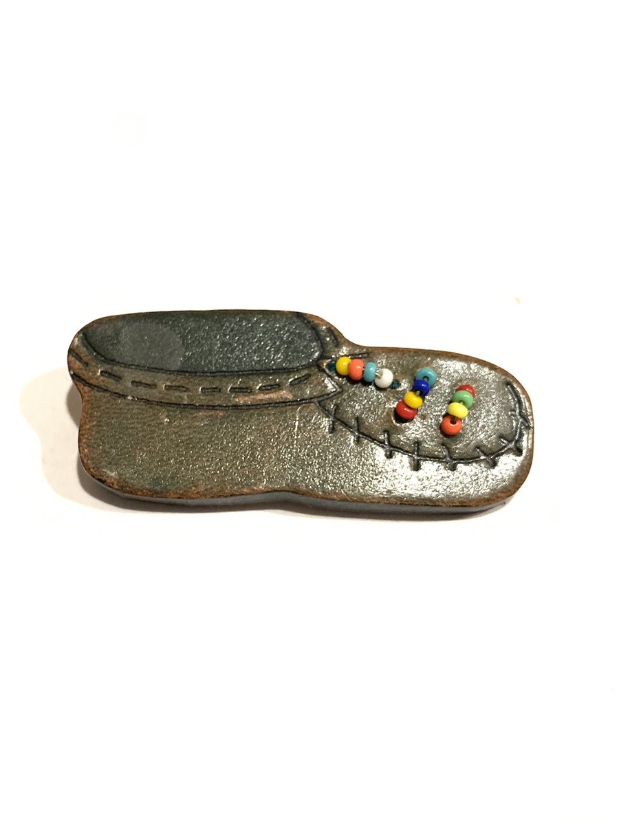 Indigenous vintage 1990s pin/broach with intricate bead work on soft leather. Vintage Yukon Hand Beaded First Nations Leather Brooch - Etsy main image 2