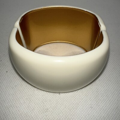 VTG White Hindge Bracelet Has A Honeybee Inside Snap  Magnetic Closure