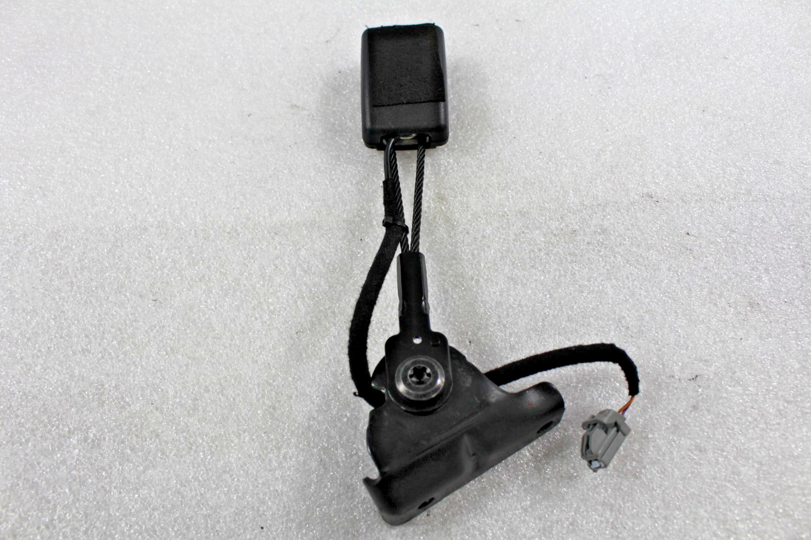 Maserati Ghibli, Quattroporte, LH, Left, Seat Belt Buckle, Used, P/N 670016905