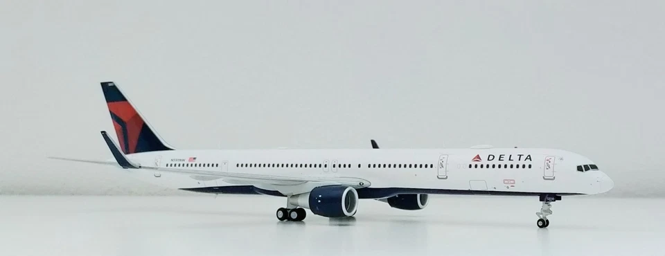 GEMINI 1:200 B757-300 DELTA AIR LINES N590NW, NR. G2DAL1111, WITH STAND - Immagine 2 di 4