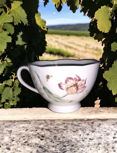 Lovely, Porcelain Butterfly Meadow Cup 3” T white With Flower Excellent 