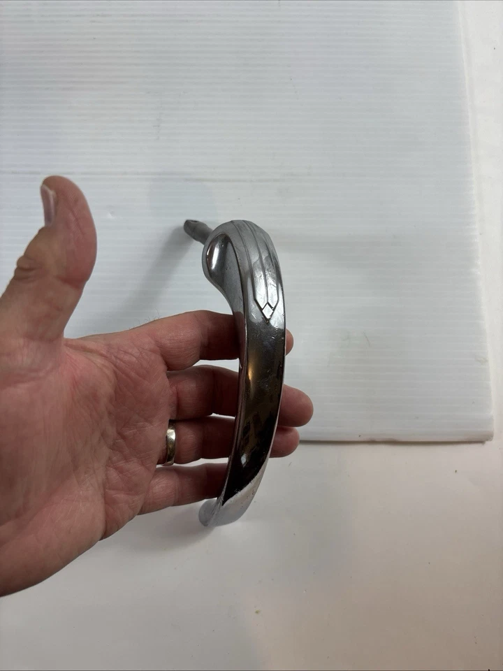 Manija de puerta cromada con flechas en relieve Ford Chevy Buick Olds años 30-40’s Foto 2 de 4