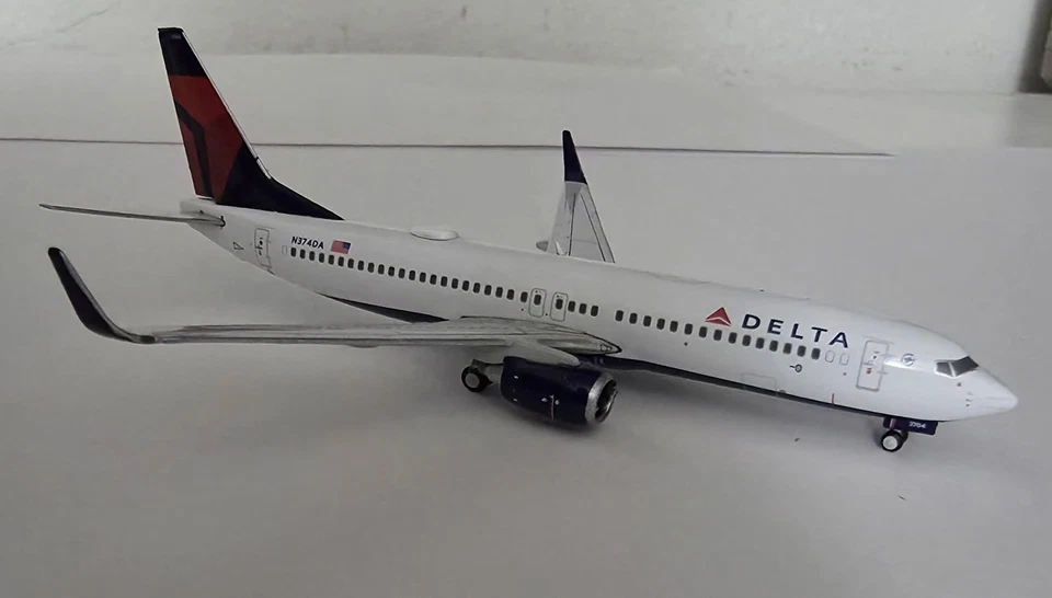 GeminiJets escala 1:400 Delta Airlines Boeing 737-800 (N374DA) Foto 4 de 4