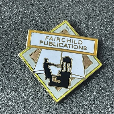 c 1990s FAIRCHILD PUBLICATIONS Pinback Pin Advertising (Media Book Magazine)T017