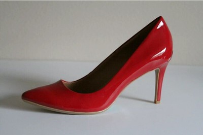 calvin klein kamara patent pump