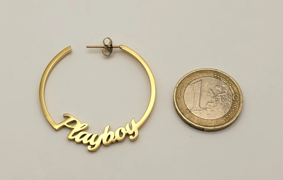 BOUCLES D'OREILLES CREOLES INSCRIPTION PLAYBOY DORE AVEC BOITE ! NEUF ! - Photo 4/4