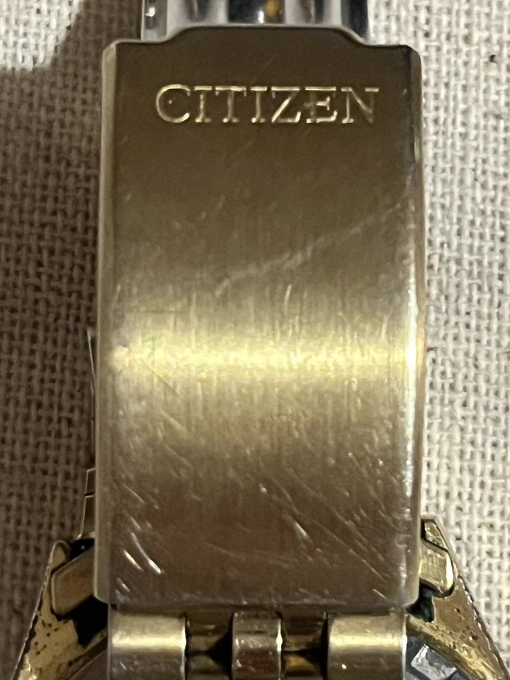 Reloj Hombre Vintage Cuarzo Citizen Día-Fecha. Bisel estriado y banda Jubilee. Oro Foto 3 de 4