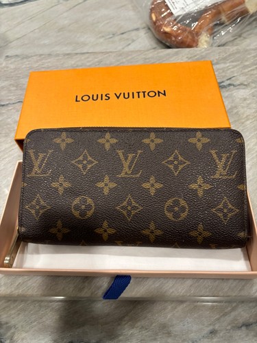 Louis Vuitton Zippy wallet EUC
