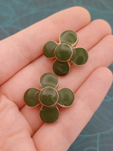 Atemberaubende Vintage olivgrüne Emaille Blume detaillierte Clip-On Ohrringe - Bild 6 von 8