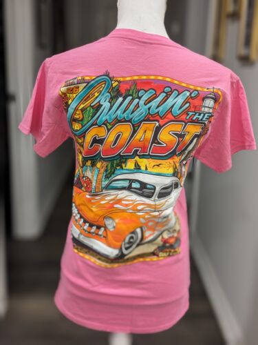 Mississippi Cruisin The Coast Hot Rod néon rose rétro voiture oiseau T-shirt graphique - Photo 1 sur 7