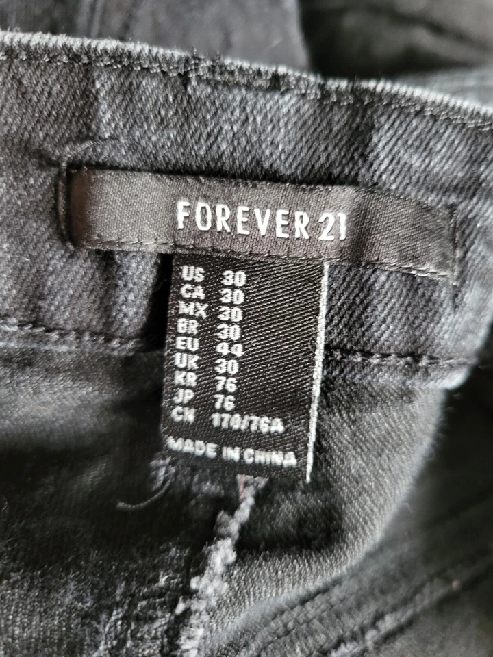 Pantalones cortos de mezclilla elásticos negros Forever 21 para mujer talla 30 Foto 2 de 3