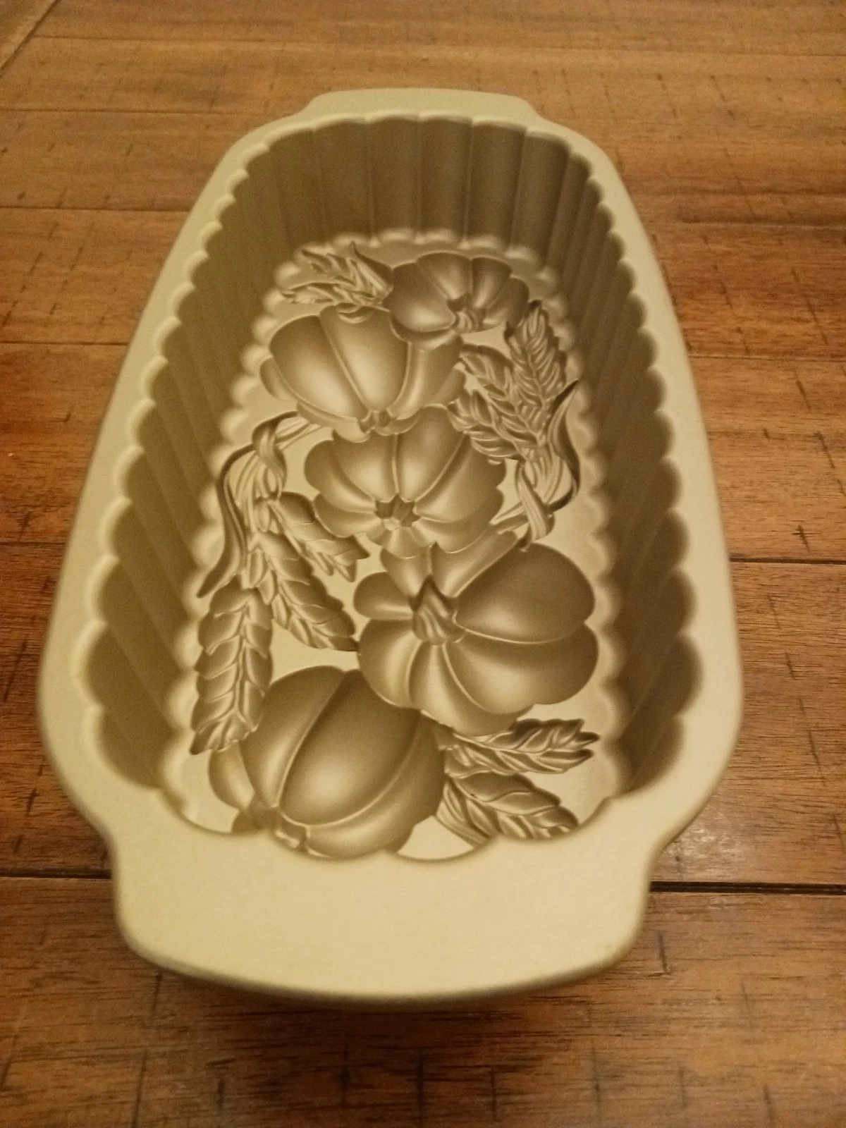 Nordic Ware Harvest Bounty Loaf Pan 6 Cups Heavy Cast Aluminum Fall Pumpkin USA
Opens in a new windo