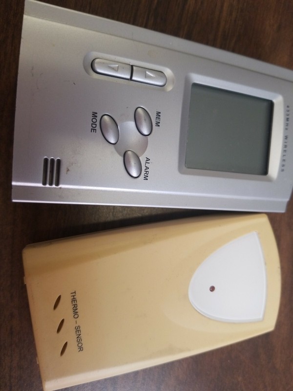 433 MHz Wireless Themo Sensor & Clock W/ Alarm & Memory Battery Operated 