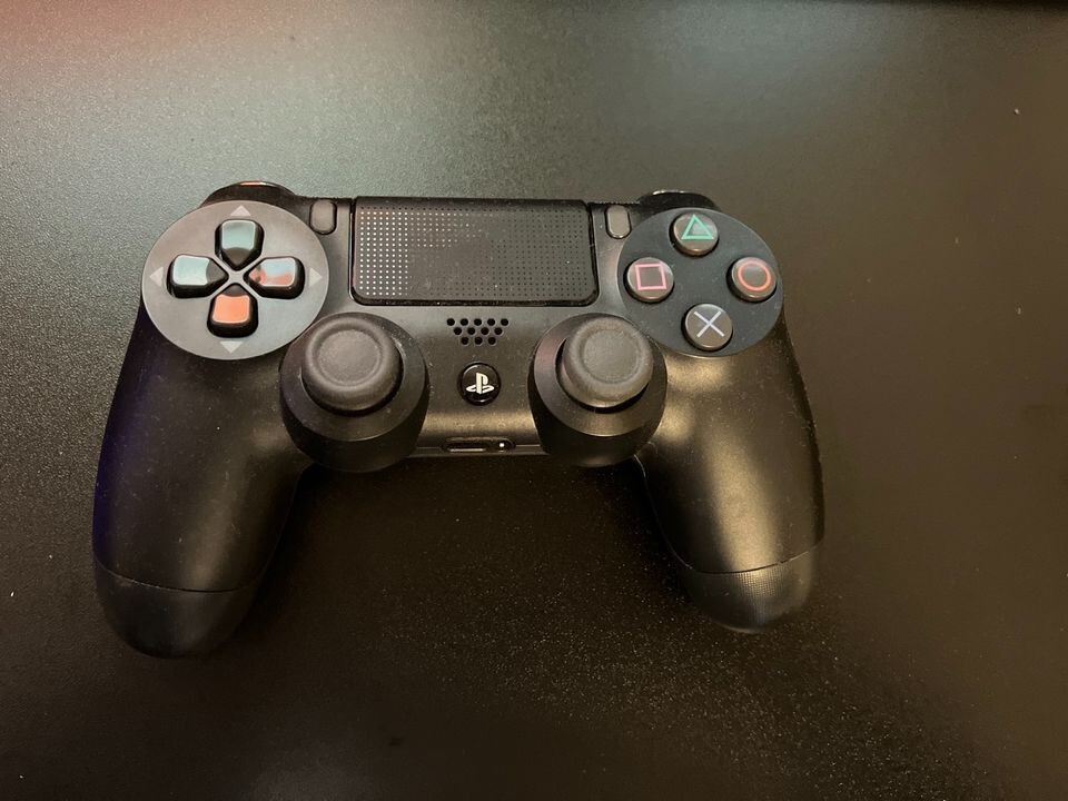 PlayStation 4 1TB 1 Controle Preto Sony - Com God Of War Ragnarok