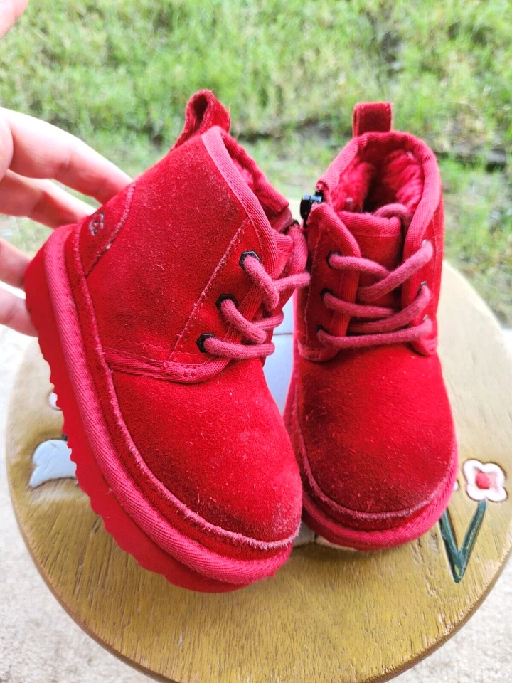 Ugg Neumel II "ROJO" niño pequeño 8C Foto 2 de 4