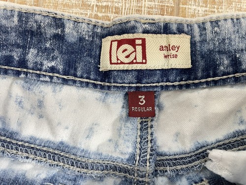 L.E.I Ladies/Juniors Denim and Lace floral light wash shorts size 3 - Picture 2 of 4