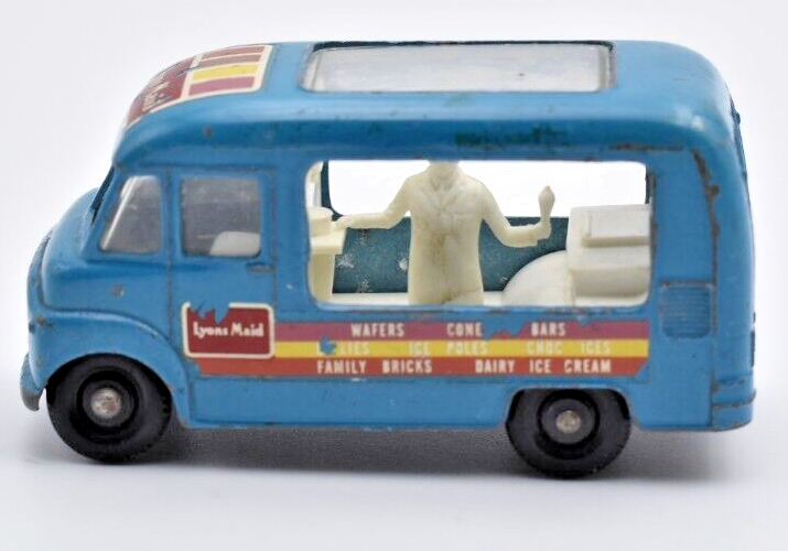 Matchbox Regular Wheels no 47 Commer Ice Cream Canteen blue. England