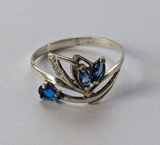 Vintage ring sterling silver 925 Size 9 Weight 1.61 g. Blue gems.
