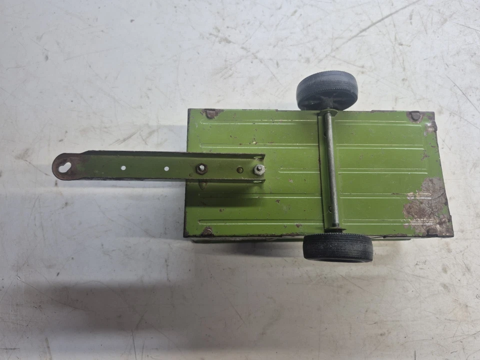 Vintage WT Grant Farms Green Tin Toy Farm Trailer 12" Long No Tailgate 1960s - Image 4 of 4