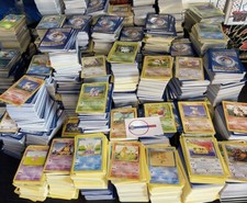 Lotto 100 Carte Pokémon in ITALIANO Originali e Diverse + HOLO/VINTAGE A Scelta