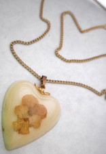 Pressed Dried Pressed Flower Heart Necklace Resin Jewelry Gold Tone Chain 10 1/4