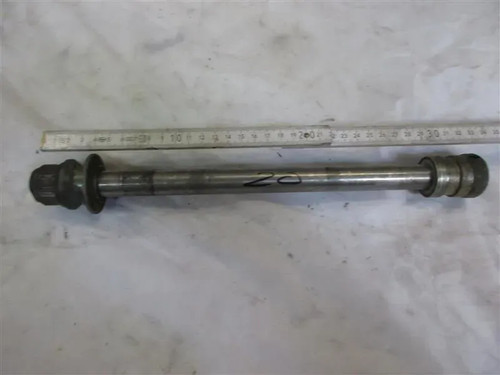 SUZUKI GS 1100 G GU71A STECKACHSE HINTEN ACHSE BOLZEN HINTERRAD WHEEL AXLE